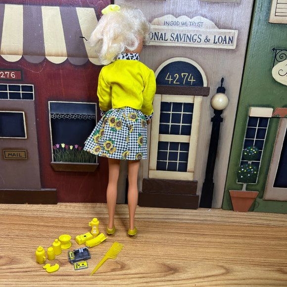 Vintage 1998 Barbie Doll - Picture 9 of 13